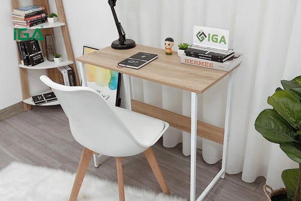 Bàn làm việc nên được làm từ chất liệu vừa chắc chắn vừa nhẹ để dễ di chuyển, vệ sinh
