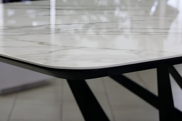 Loại bóng gương có bề mặt nhẵn bóng, phẳng mịn hơn khi dùng sơn phủ thông thường.