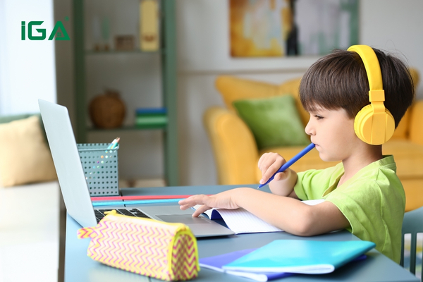 Bàn học tích hợp giá sách gọn gàng giúp con rèn luyện tính tự lập, kỷ luật