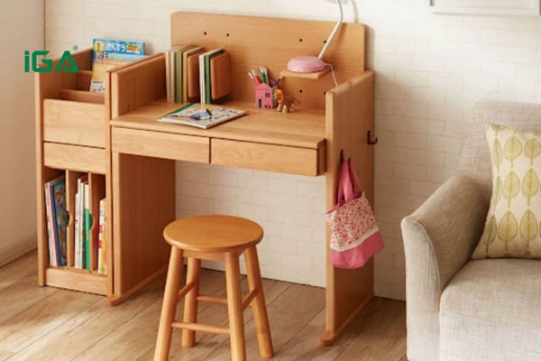 Chọn bàn học cho bé là khoản đầu tư lâu dài giúp con ngồi đúng tư thế, học tập thoải mái