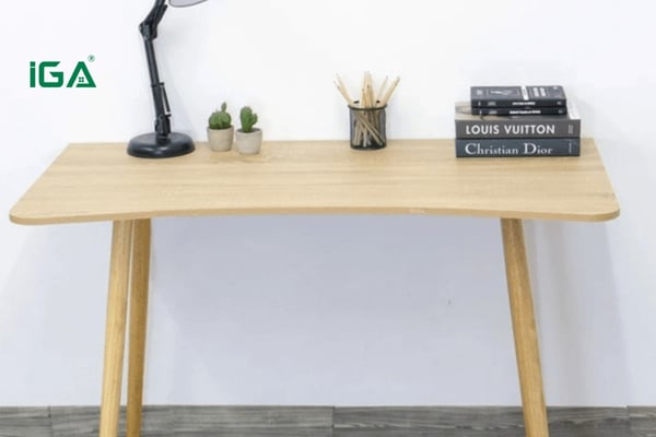 Trang trí với đèn bàn nhỏ, cây xanh mini để tạo cảm hứng cho góc học tập