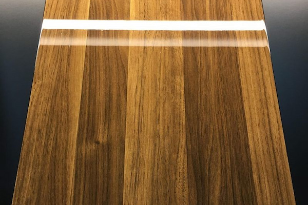 2 thành phần cơ bản bao gồm dầu bóng và chất đóng rắn được hòa trộn với nhau theo tỷ lệ phù hợp khi sử dụng.