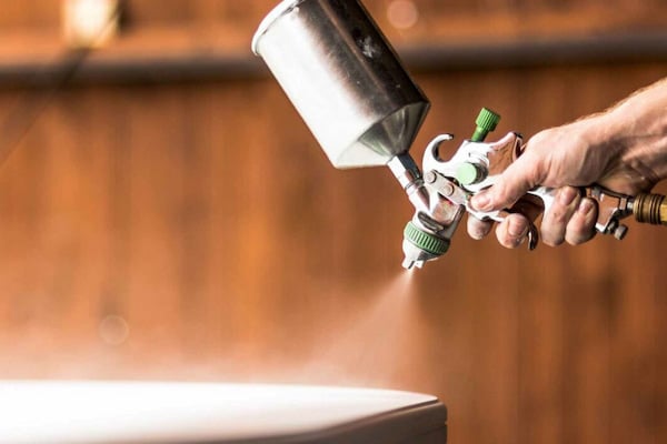 Cách sơn gỗ 2K như cách làm của sơn PU lên gỗ thông thường. Có 4 bước cụ thể