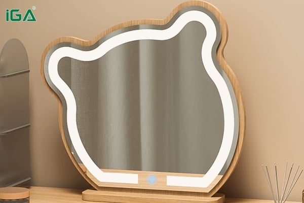 Gương vừa làm đẹp không gian vừa mang lại sự tiện lợi cho chị em khi trang điểm, đồng thời nhẹ nhàng, dễ di chuyển