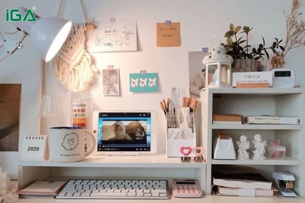 Bàn làm việc gọn gàng không chỉ giúp tăng khả năng tập trung mà còn khơi gợi cảm hứng sáng tạo