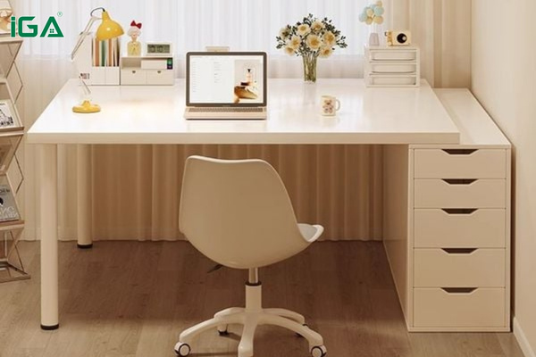 Bàn học sạch sẽ, sắp xếp khoa học giúp không gian thoáng đãng