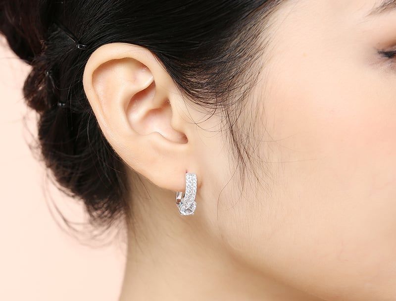 Các kiểu bông tai kim cương đơn giản cho quý cô hiện đại