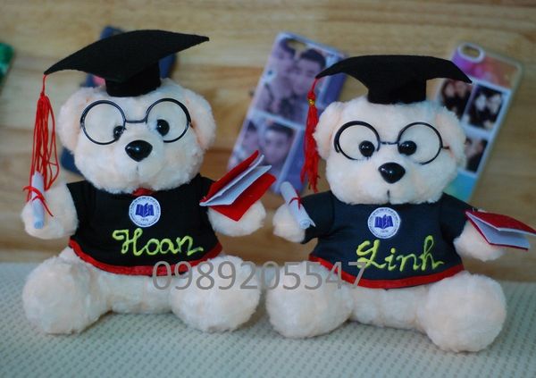 Gấu bông tốt nghiệp Đại học Sư phạm Kỹ Thuật