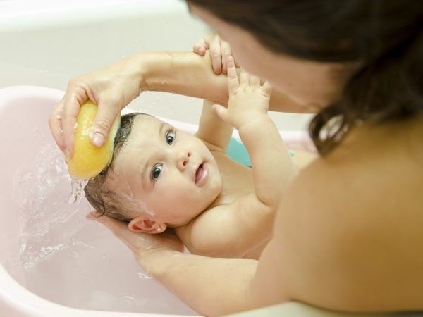 Hướng dẫn mẹ tắm cho trẻ sơ sinh chưa rụng rốn