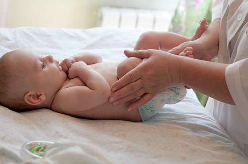 Da trẻ sơ sinh bị khô: Cách chăm sóc da cho bé mẹ nên biết