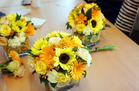 CẮM BÌNH HOA VÀNG RỰC RỠ ĐÓN THU SANG