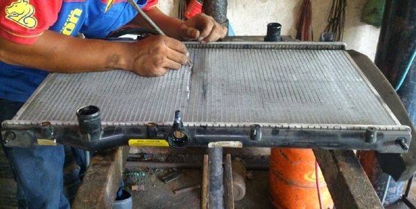 Cách vệ sinh két nước làm mát ô tô