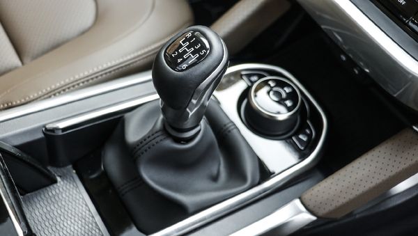 8 Dấu hiệu nhận biết hộp số xe ô tô bị hư hỏng