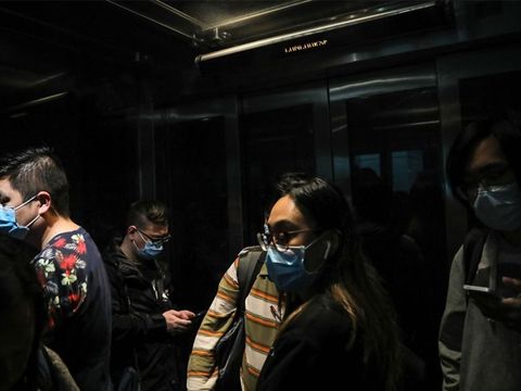 Phòng chống lây nhiễm virus Corona khi đi thang máy