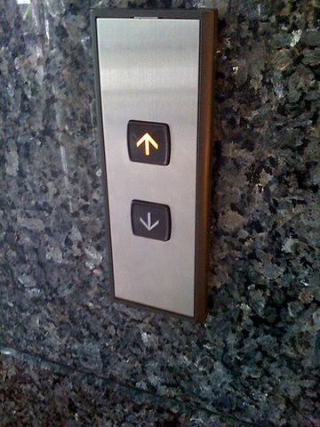 Các thao tác vận hành thang máy đúng cách
