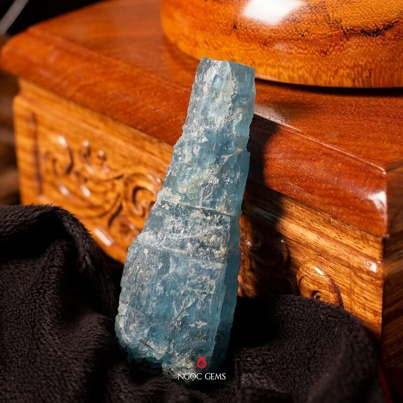 Đá Aquamarine nguyên khối có nguồn gốc từ Thanh Hóa đang được lưu giữ tại Ngọc Gems