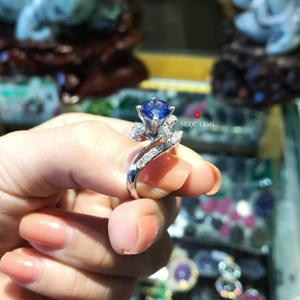 Nhãn đá Sapphire xanh dương là sản phẩm được rất nhiều tín đồ đam mê đá quý yêu thích