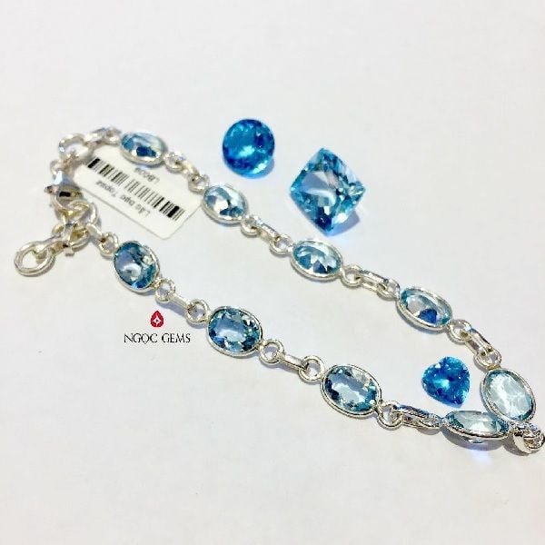 Đá Topaz xanh dương phù hợp với người mệnh Thủy và Mộc