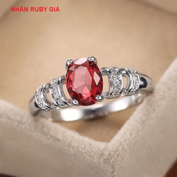 Nhẫn đá ruby giả thường được làm từ nhựa đỏ và có giá thành rất rẻ