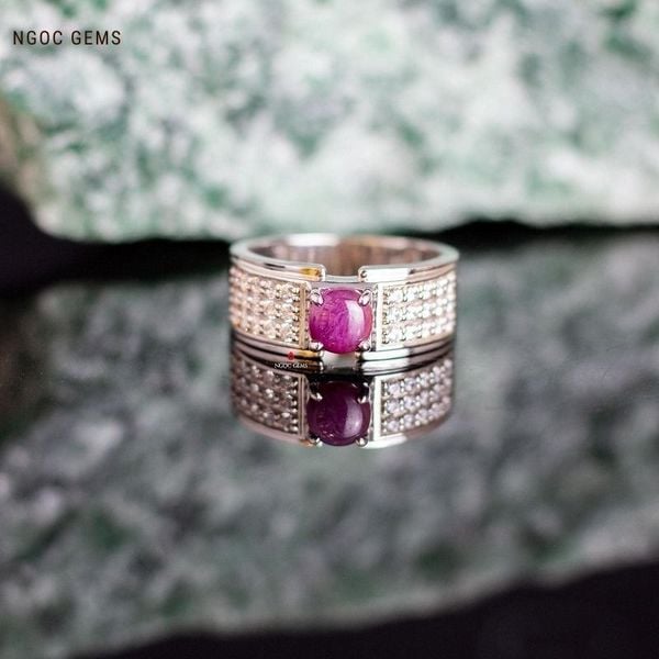 Nhẫn ruby nam có màu sắc từ đỏ hồng đến đỏ sẫm