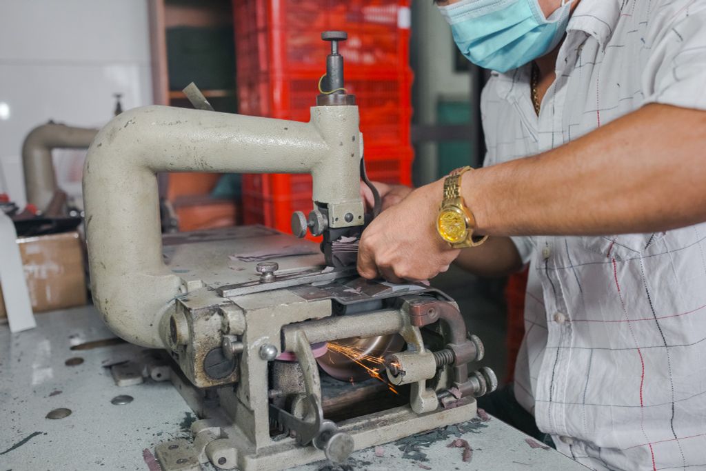 xưởng gia công đồ da