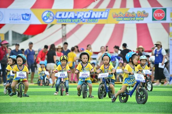 Quyết liệt giải đua xe thăng bằng của những cuarơ nhí Hà thành