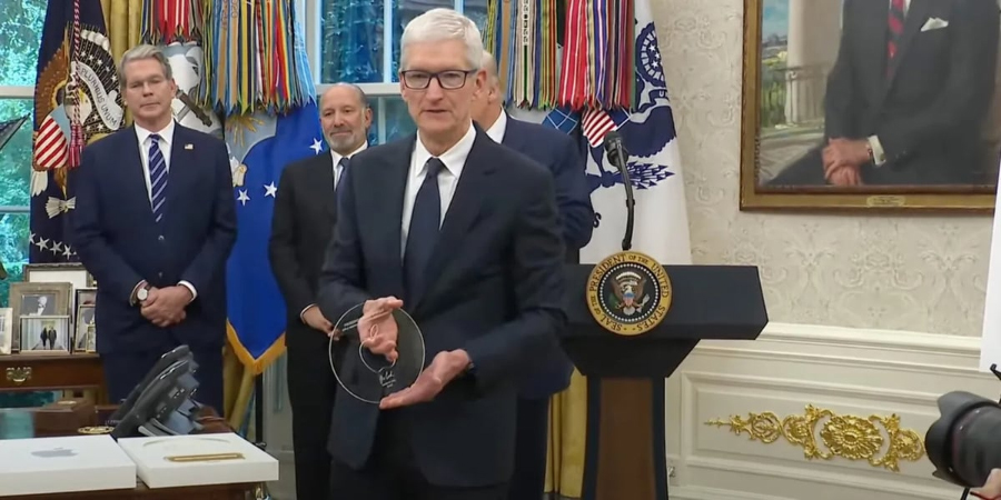Tim Cook Tặng Trump Cúp Kính Vàng 24K - Cú Hích Đầu Tư 600 Tỷ USD Đưa Apple Vươn tầm Mỹ! - mucsothi.com.vn