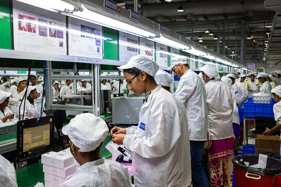 Apple Chấp Nhận Mức Thuế Bị Ông Trump Doạ Thay Vì Chuyển Sản Xuất iPhone Về Mỹ - mucsothi.com.vn