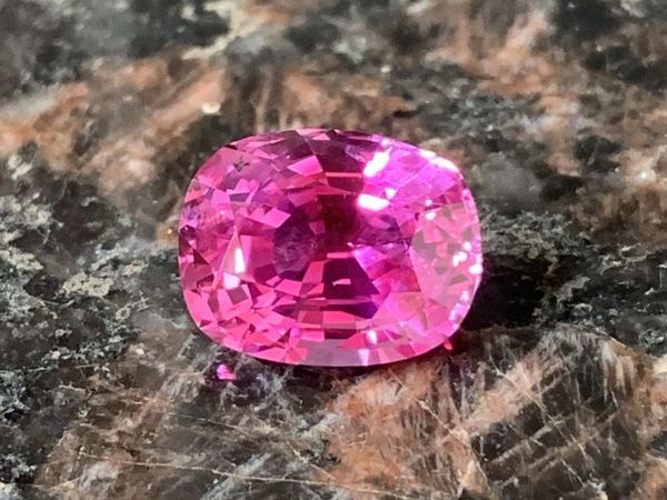 Đặc điểm và công dụng của đá ruby hồng – Trang Sức Sen