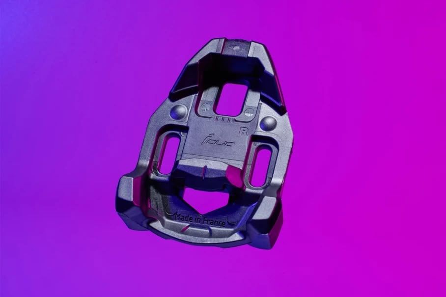 Cleat cố định hay tự do