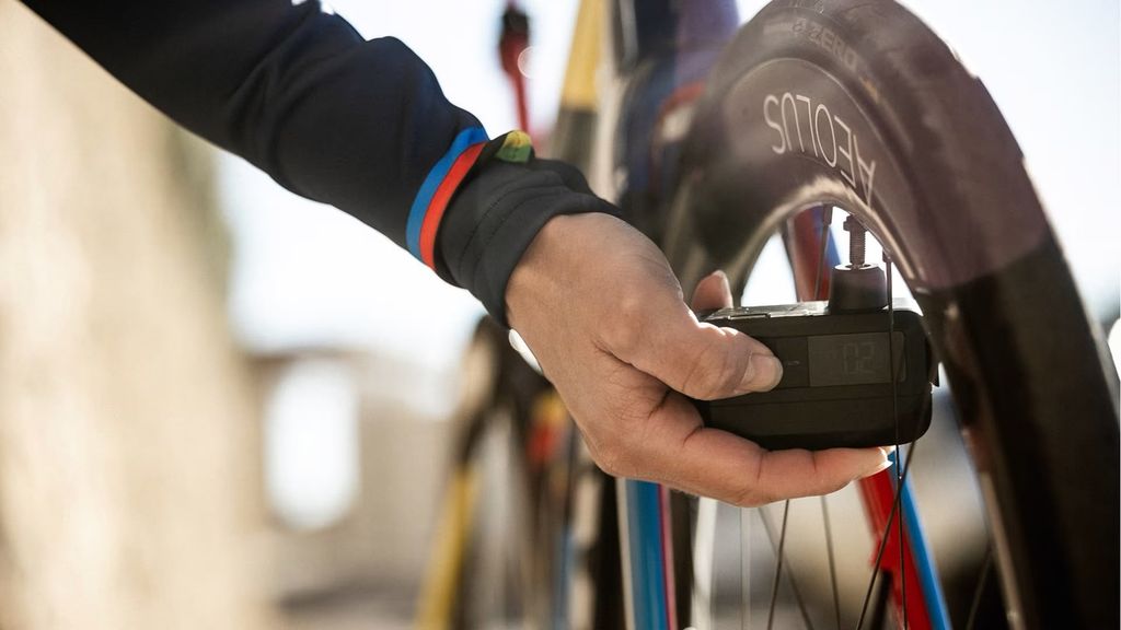 Chỉ một nút bấm để bơm lốp