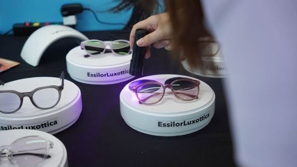 So sánh Transitions GEN S và kính đổi màu thông thường