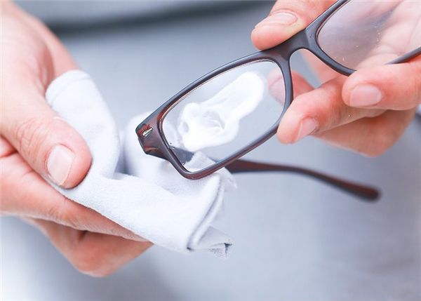 Kính đầy vết xước sau một thời gian sử dụng, đừng vội thay mà làm ngay điều này kính trông như mới