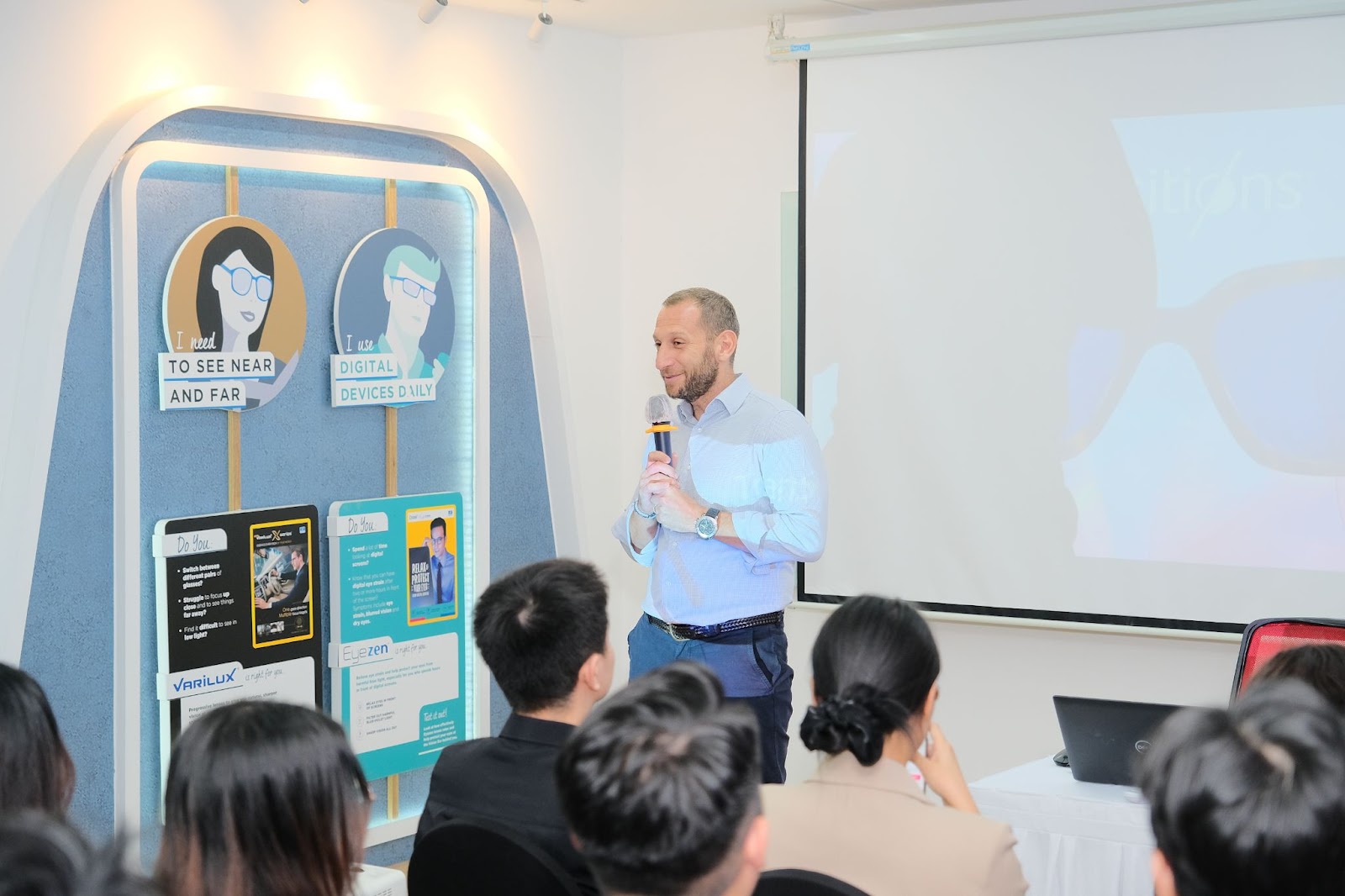 MẮT KÍNH SHADY THAM DỰ SỰ KIỆN TRANSITIONS STUDIO - ĐÀO TẠO CHUYÊN SÂU THƯƠNG HIỆU TRÒNG KÍNH ĐỔI MÀU TỪ ESSILORLUXOTTICA