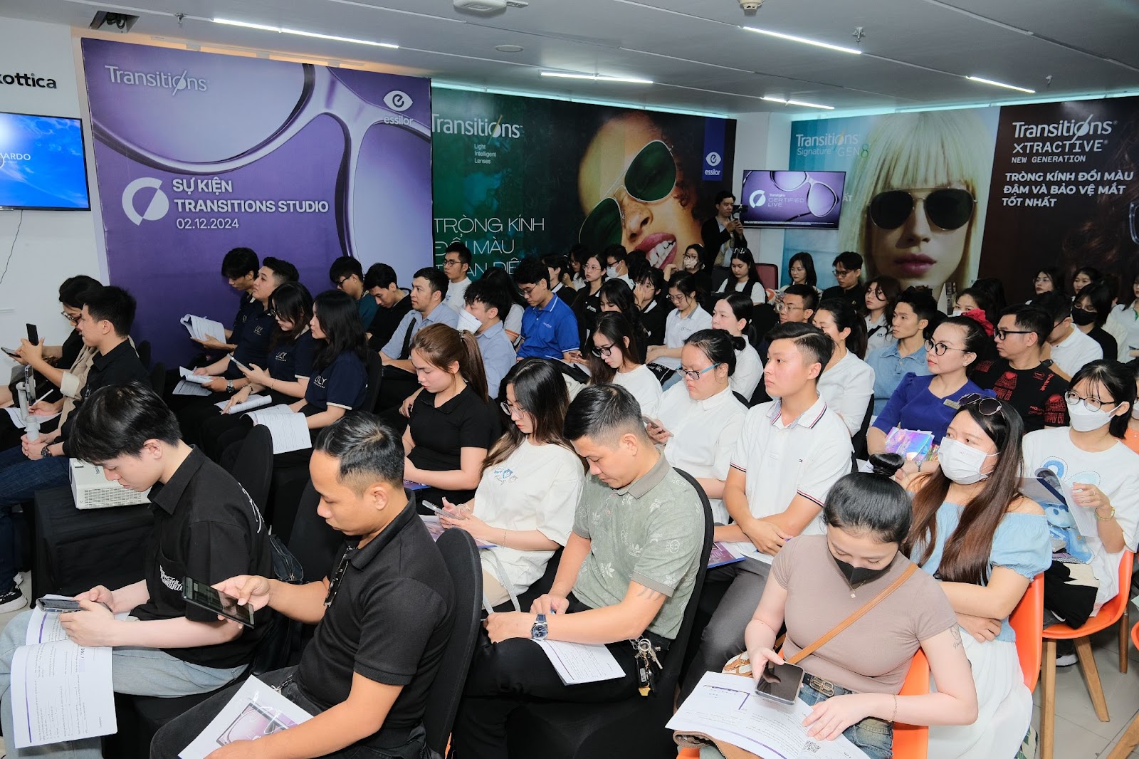 MẮT KÍNH SHADY THAM DỰ SỰ KIỆN TRANSITIONS STUDIO - ĐÀO TẠO CHUYÊN SÂU THƯƠNG HIỆU TRÒNG KÍNH ĐỔI MÀU TỪ ESSILORLUXOTTICA
