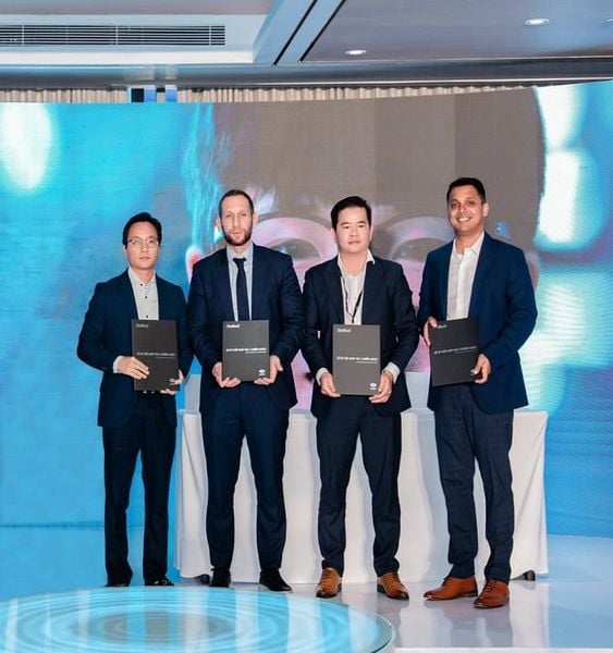 ý kết hợp tác chiến lược tròng kính kiểm soát cận thị Stellest