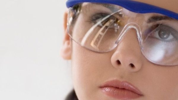 Bị đau mắt đỏ nên đeo kính gì