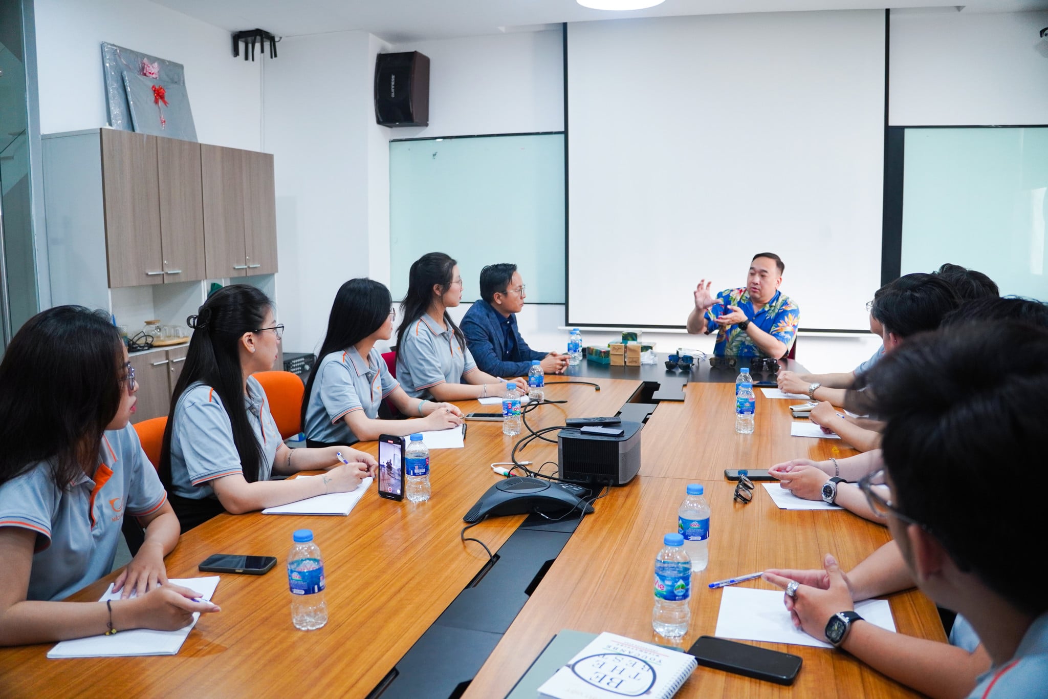 Đại Diện Thương Hiệu Maui Jim (Mỹ) Trực Tiếp Đào Tạo Độc Quyền Cho Đội Ngũ Mắt Kính Shady