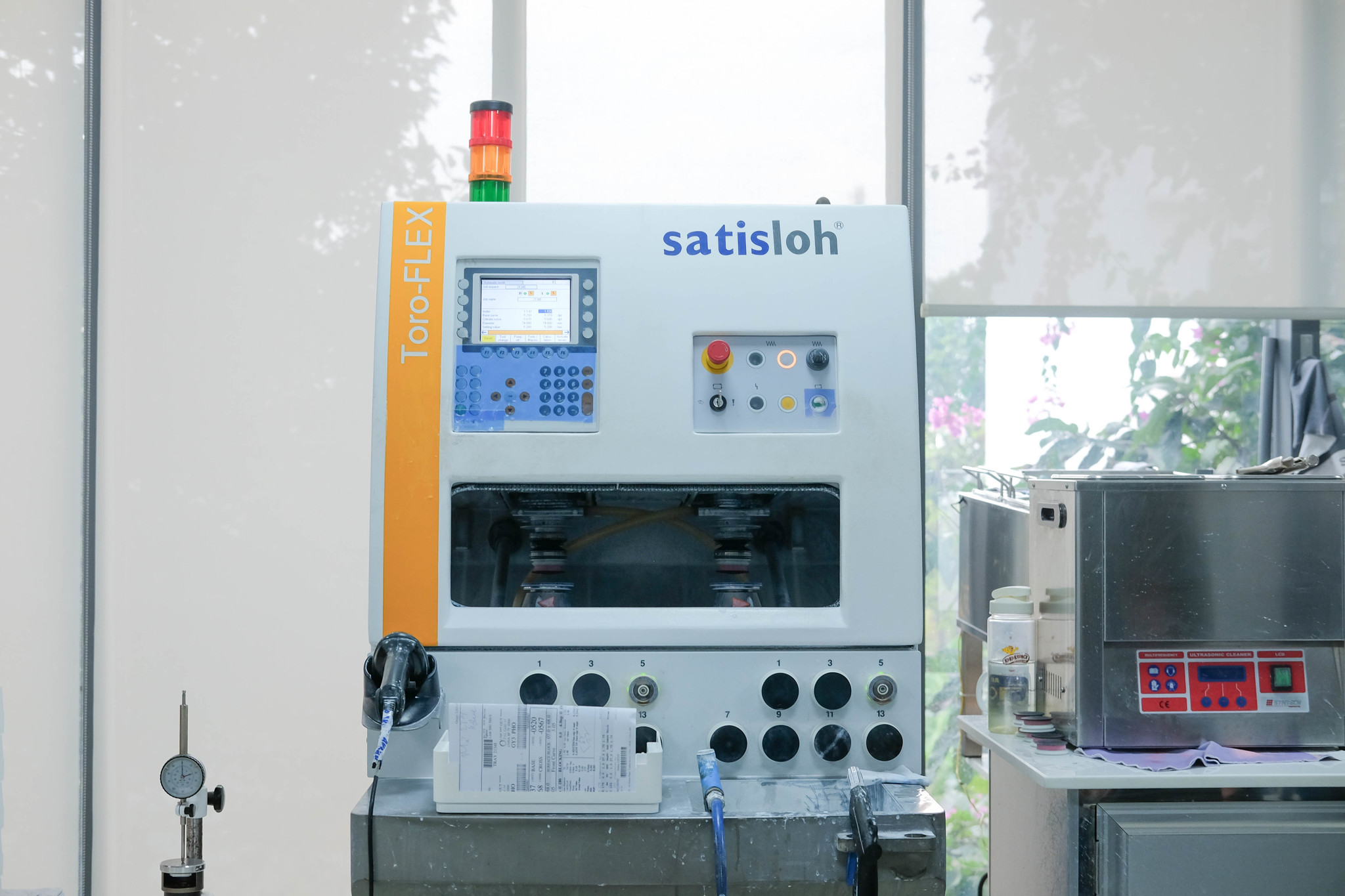 MẮT KÍNH SHADY THAM QUAN QUY TRÌNH SẢN XUẤT TRÒNG KÍNH TẠI PHÒNG LAB LEVALENS - HOYA