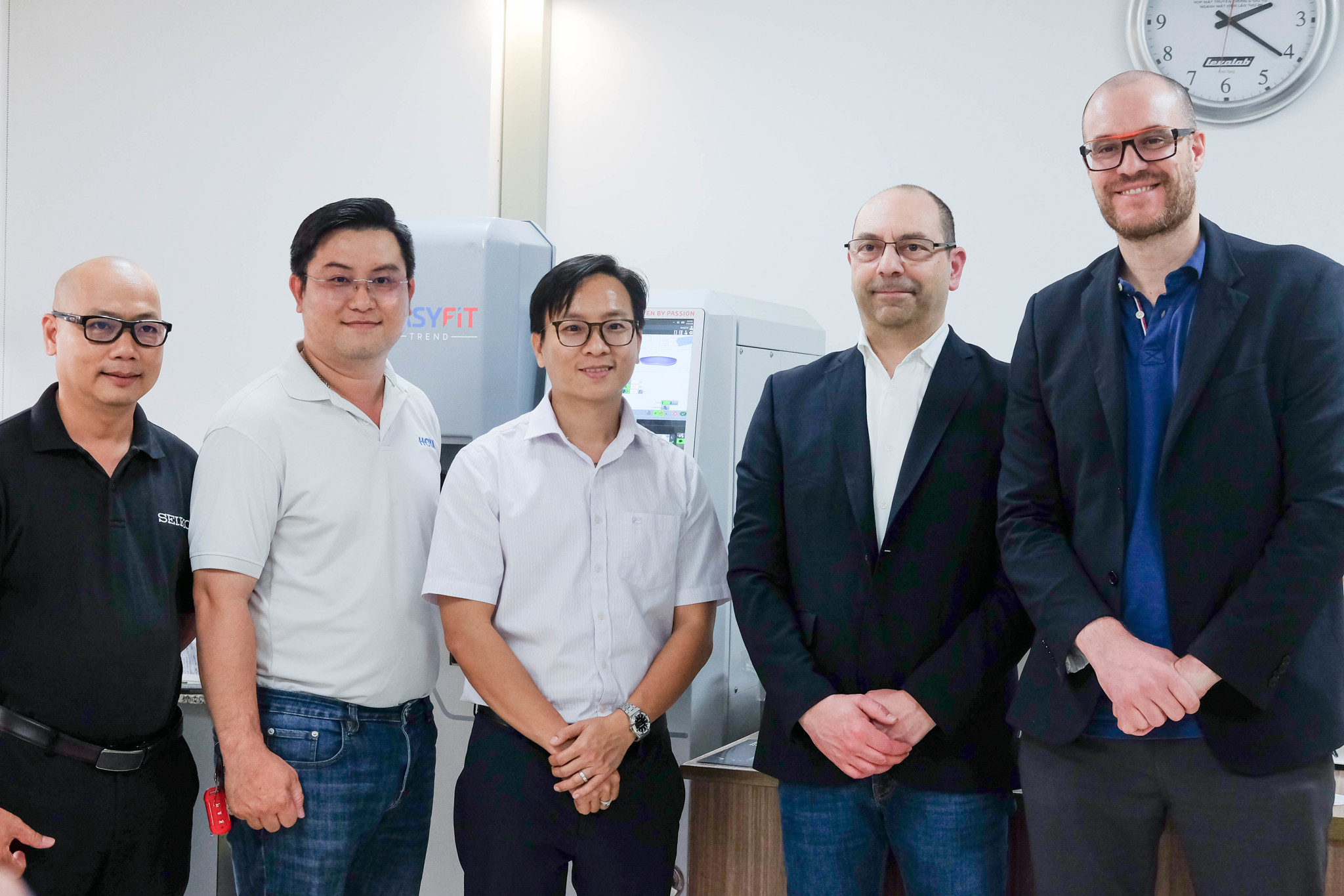 Cắt Tròng Kính Chuẩn Xác Bằng Công Nghệ EASYFIT TREND - Dịch Vụ Cao Cấp Tại Mắt Kính Shady