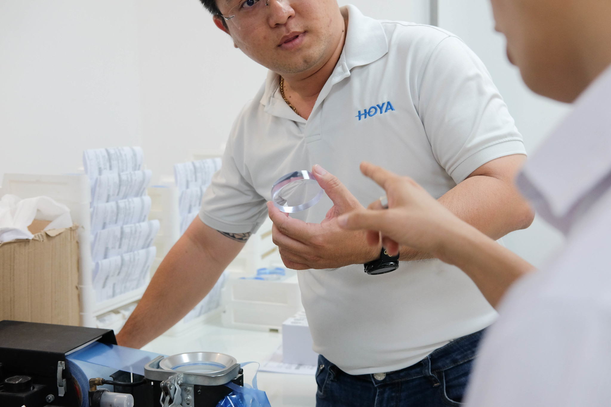 MẮT KÍNH SHADY THAM QUAN QUY TRÌNH SẢN XUẤT TRÒNG KÍNH TẠI PHÒNG LAB LEVALENS - HOYA