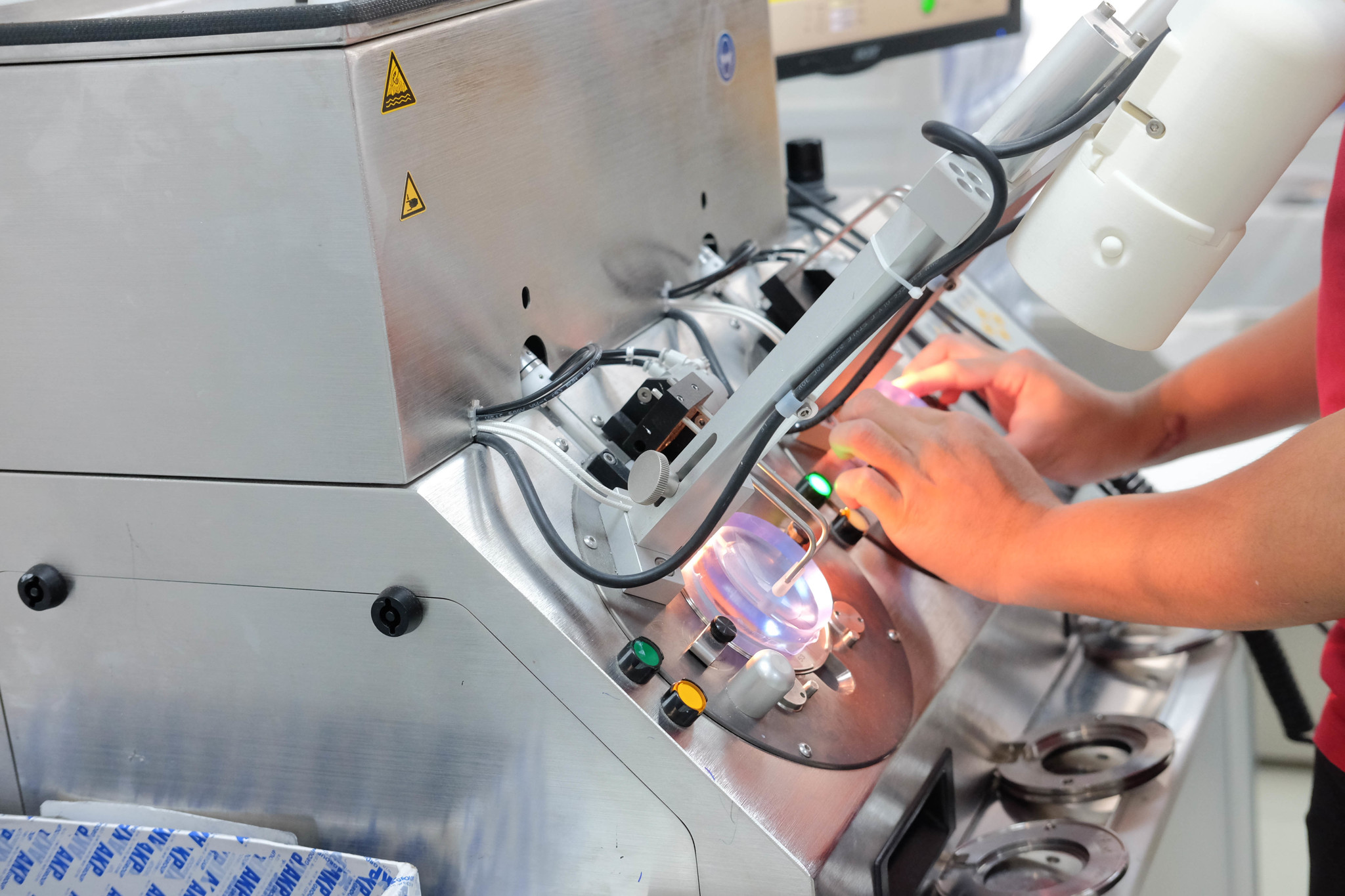 MẮT KÍNH SHADY THAM QUAN QUY TRÌNH SẢN XUẤT TRÒNG KÍNH TẠI PHÒNG LAB LEVALENS - HOYA