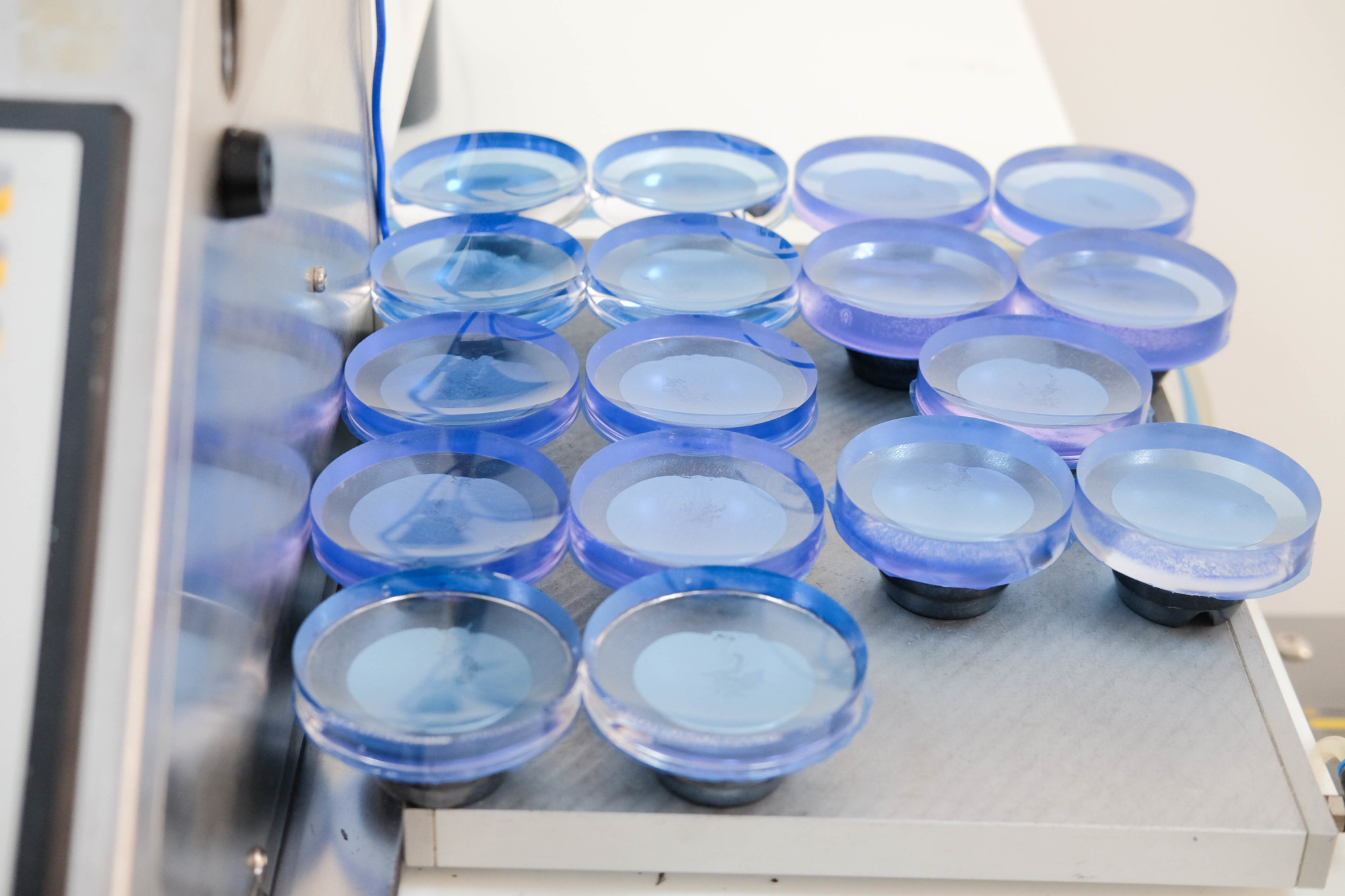 MẮT KÍNH SHADY THAM QUAN QUY TRÌNH SẢN XUẤT TRÒNG KÍNH TẠI PHÒNG LAB LEVALENS - HOYA