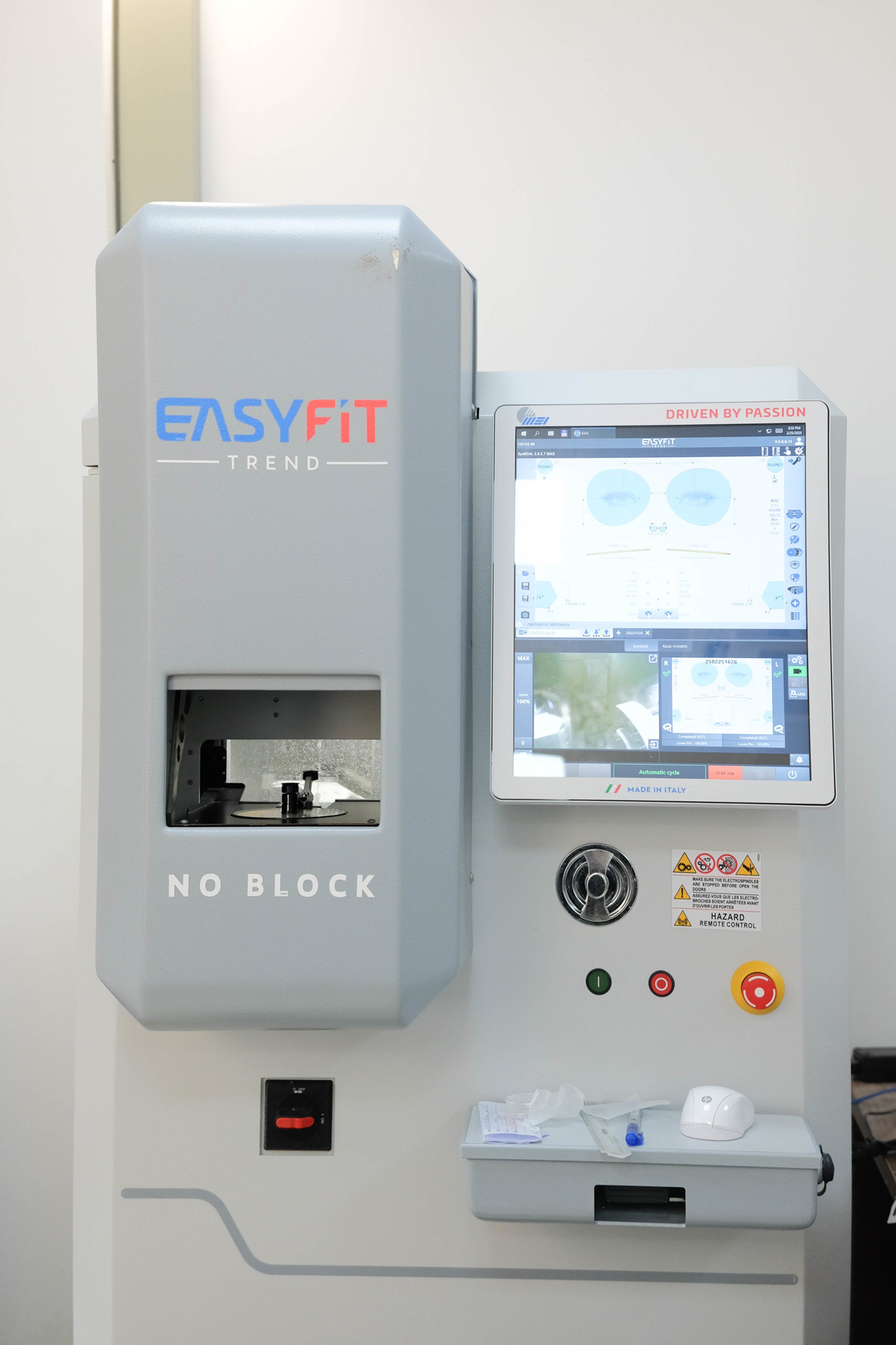 Cắt Tròng Kính Chuẩn Xác Bằng Công Nghệ EASYFIT TREND - Dịch Vụ Cao Cấp Tại Mắt Kính Shady