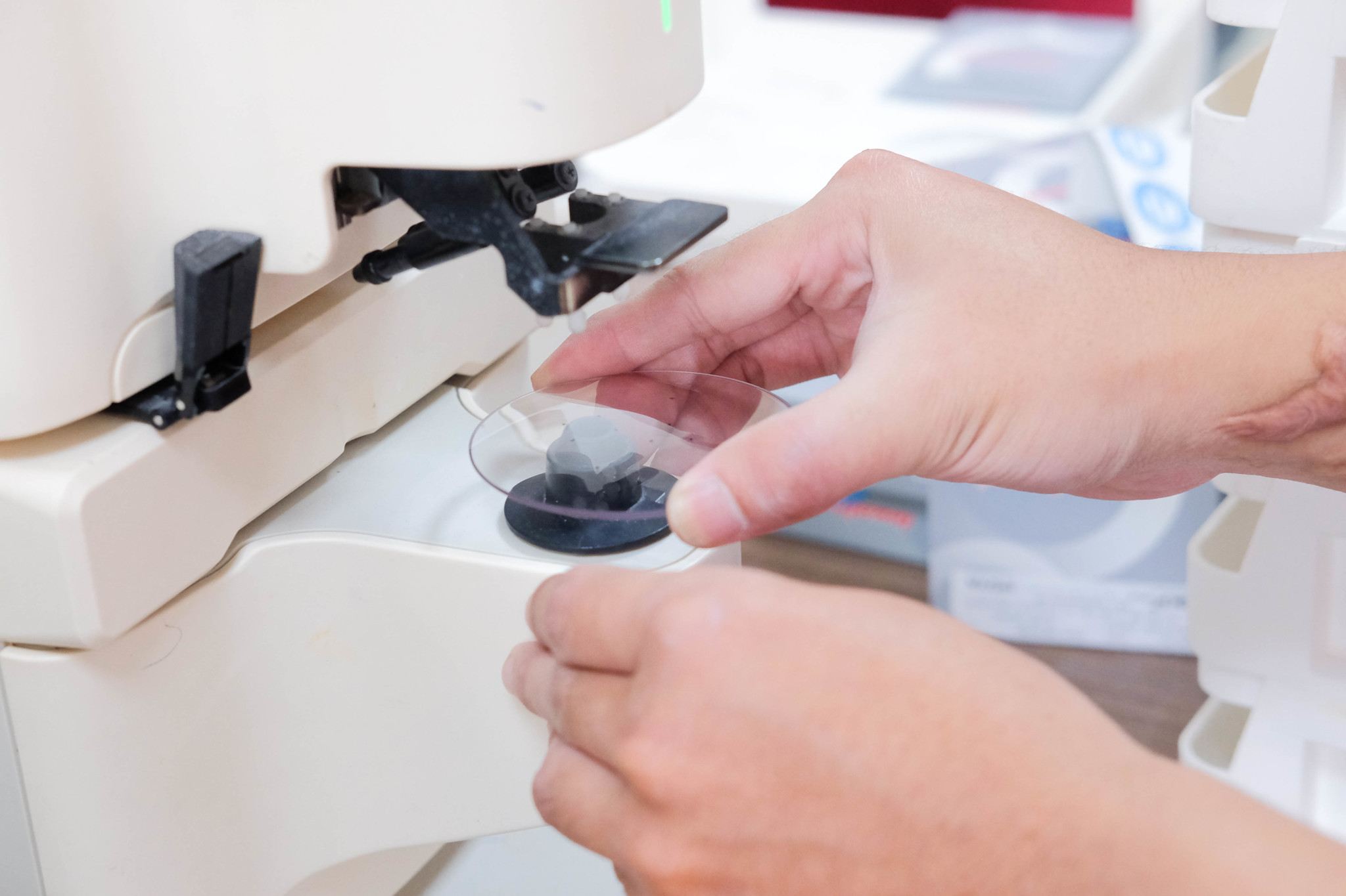 MẮT KÍNH SHADY THAM QUAN QUY TRÌNH SẢN XUẤT TRÒNG KÍNH TẠI PHÒNG LAB LEVALENS - HOYA