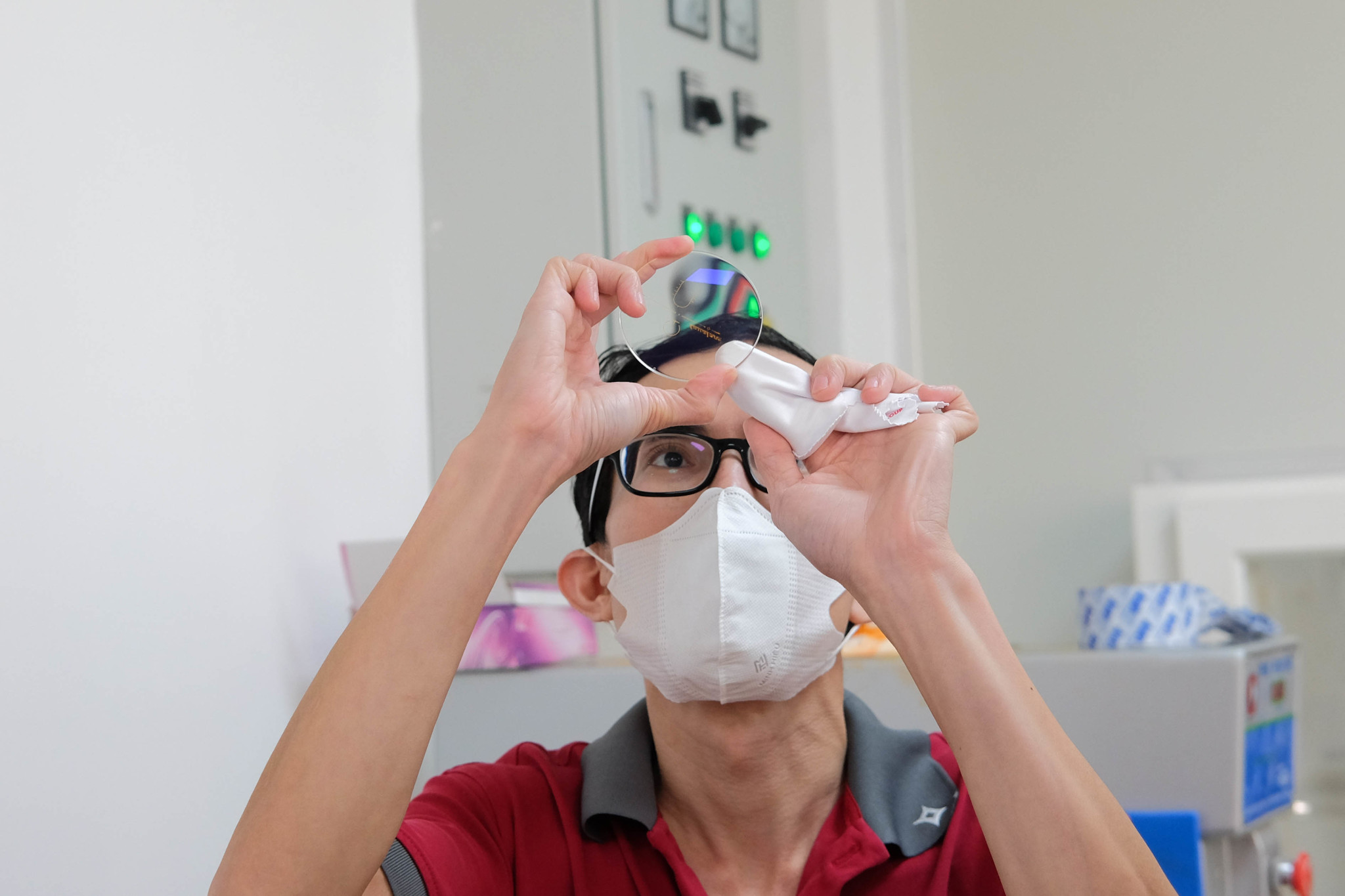 MẮT KÍNH SHADY THAM QUAN QUY TRÌNH SẢN XUẤT TRÒNG KÍNH TẠI PHÒNG LAB LEVALENS - HOYA