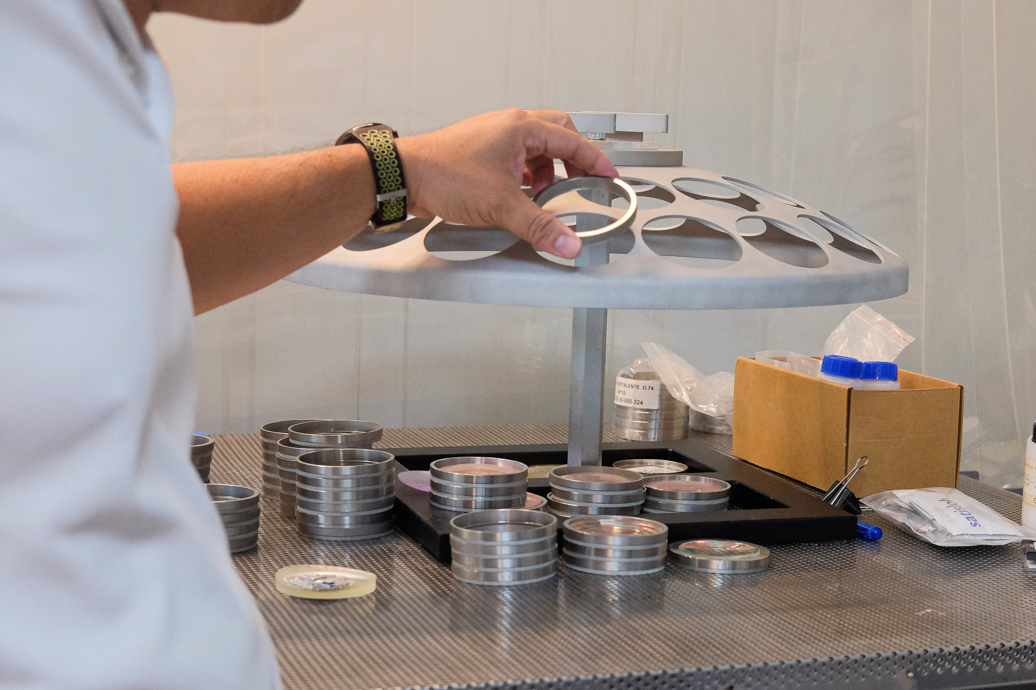 MẮT KÍNH SHADY THAM QUAN QUY TRÌNH SẢN XUẤT TRÒNG KÍNH TẠI PHÒNG LAB LEVALENS - HOYA