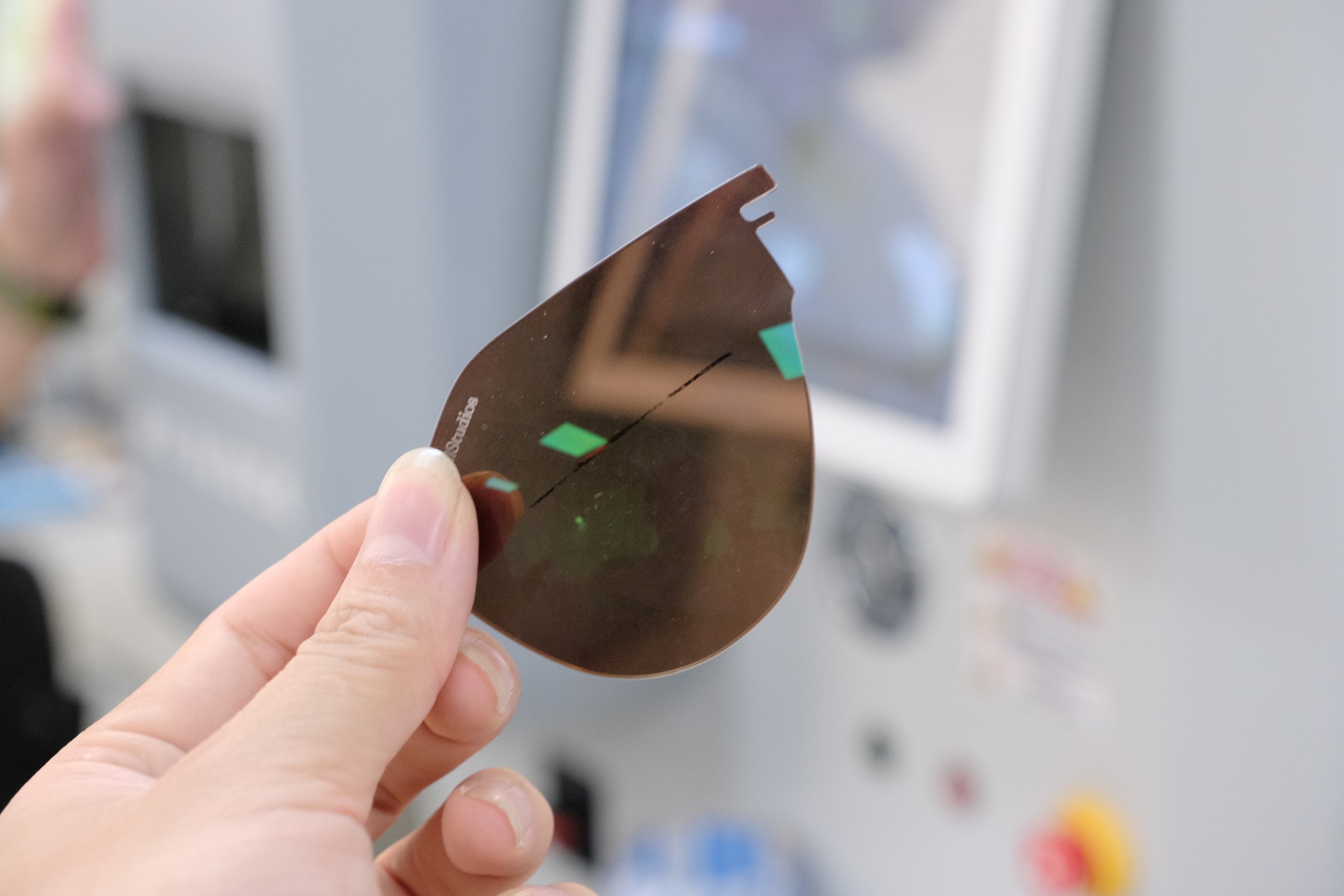 Cắt Tròng Kính Chuẩn Xác Bằng Công Nghệ EASYFIT TREND - Dịch Vụ Cao Cấp Tại Mắt Kính Shady