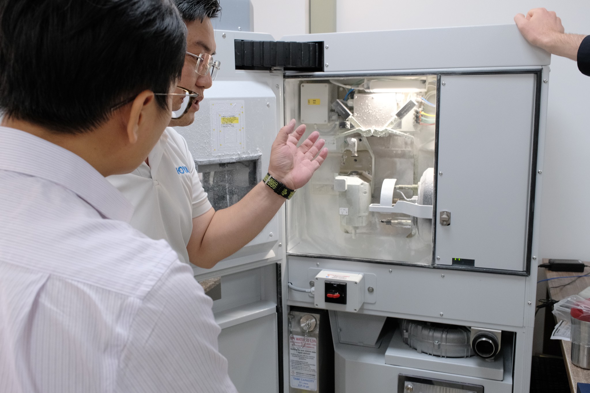 Cắt Tròng Kính Chuẩn Xác Bằng Công Nghệ EASYFIT TREND - Dịch Vụ Cao Cấp Tại Mắt Kính Shady