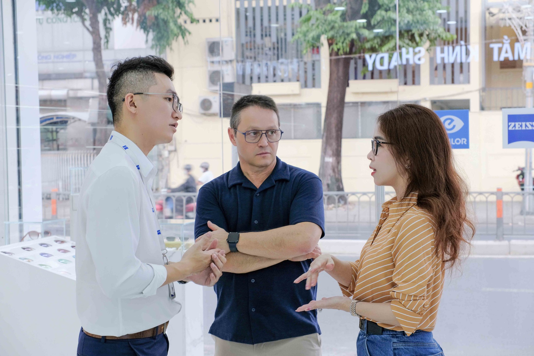 Mắt Kính Shady Vinh Dự Đón Đoàn Đại Biểu Cấp Cao Carl Zeiss Vision - Thắt Chặt Hợp Tác Chiến Lược Bền Vững